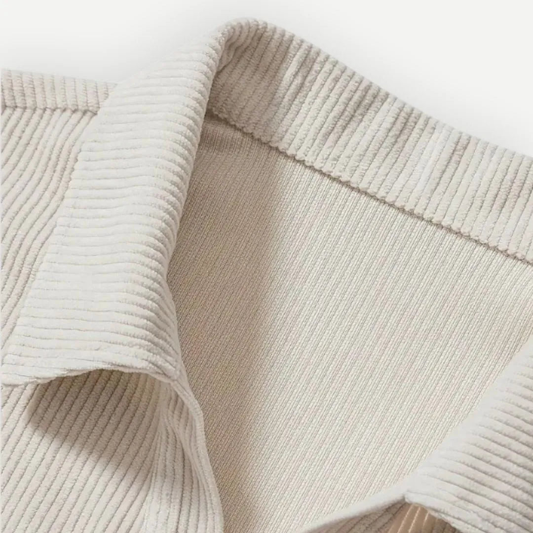 Geripptes Poloshirt für Herren mit offenem Kragen – Materialdetail