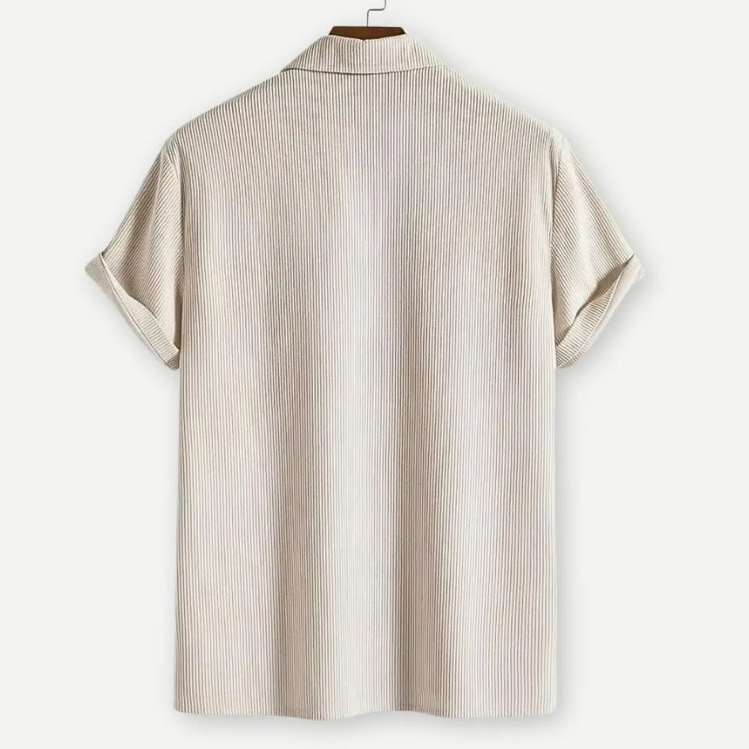 Geripptes Poloshirt für Herren mit offenem Kragen – Lifestyle-Foto
