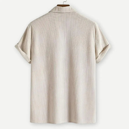 Geripptes Poloshirt für Herren mit offenem Kragen – Lifestyle-Foto