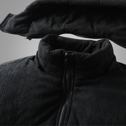 Gefütterte Winterjacke für Herren mit abnehmbarer Kapuze – Lifestyle-Foto