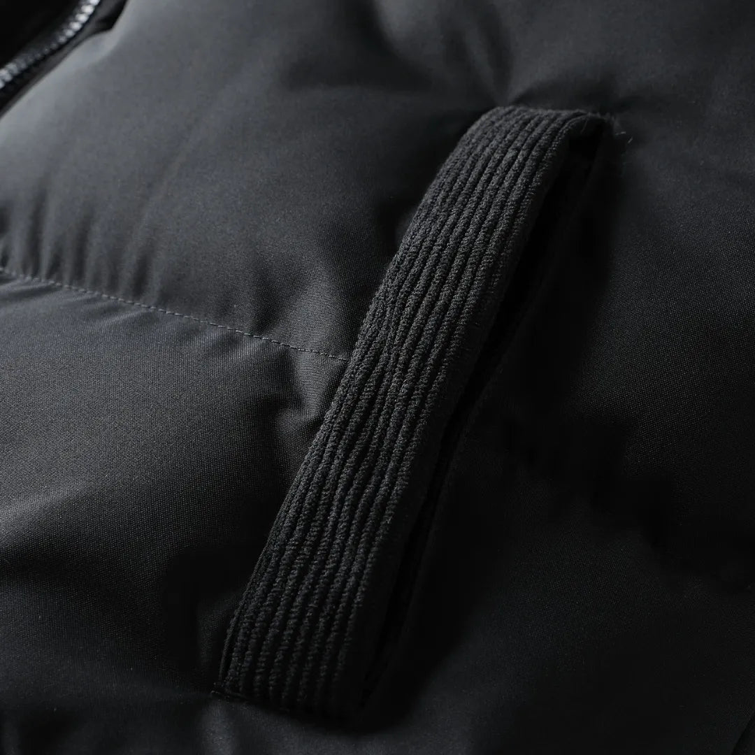 Gefütterte Winterjacke für Herren mit abnehmbarer Kapuze – Detailaufnahme